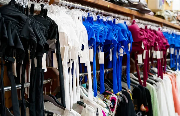 Muitas roupas de banho femininas no supermercado. Vista de perto . — Fotografia de Stock