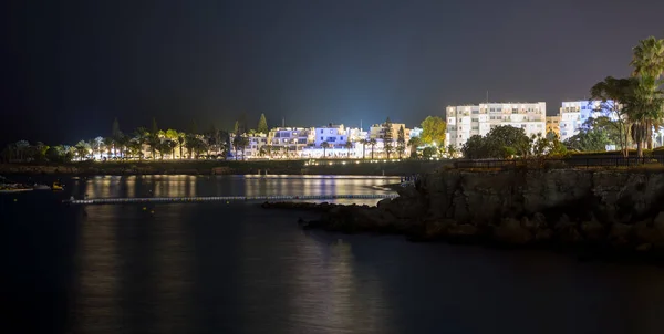 Fig Tree Beach v Protarasu v noci. Jedna z populárních pláží v Evropě. — Stock fotografie