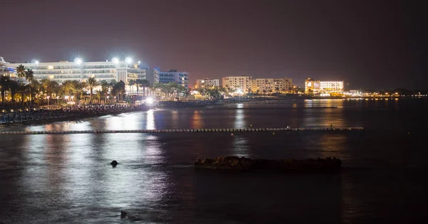 Fig Tree Beach in Protaras 's nachts. Een van de populaire stranden in Europa. — Stockfoto