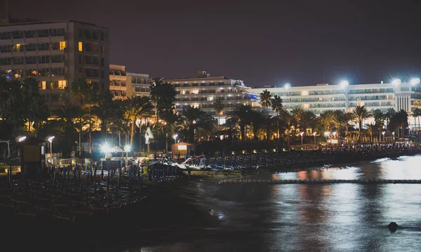 Fig Tree Beach en Protaras por la noche. Una de las playas más populares de Europa . —  Fotos de Stock