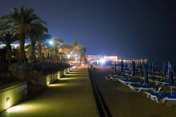 夜のキプロスのプロタラスのビーチ遊歩道. — ストック写真