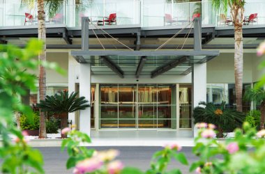 Pahalı bir otelin merkez girişi.