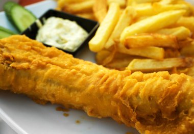 Sokak yemeği. Patates kızartmalı morina filetosu..