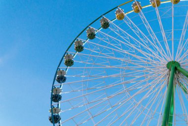 Akşam şehir parkında renkli dönme dolap..