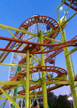 Akşamları lunaparkta lunaparkta hız treni.