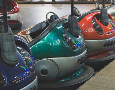 Akşamları lunaparkta çarpışan arabalar..