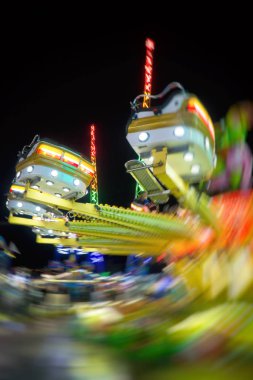 Akşamları eğlence parkında kasırga var..