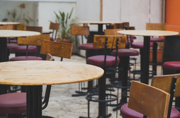 Відкритий кафе тераса зовнішній зі стільцями і столами . — стокове фото