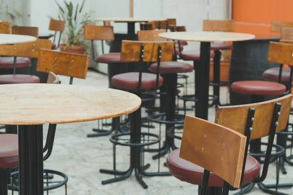 Відкритий кафе тераса зовнішній зі стільцями і столами . — стокове фото