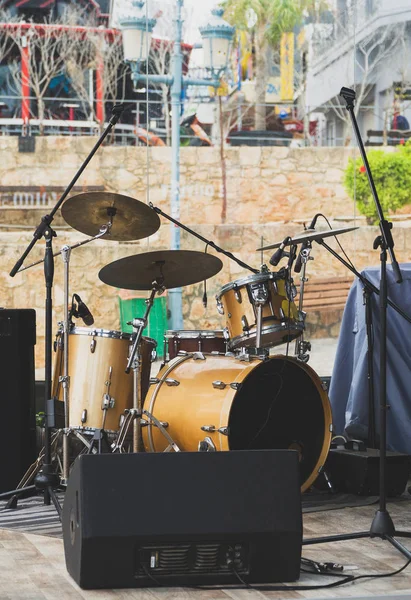 Outdoor drum set in a restaurant. — Stock Photo, Image