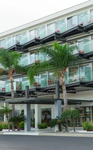 Central entrance to a trendy expensive hotel. — Stock Photo, Image