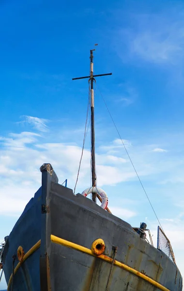 Vieux bateau avec un mât sans voile . — Photo