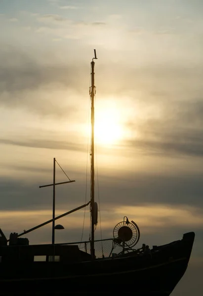 Velho navio com mastro sem vela ao pôr-do-sol . — Fotografia de Stock