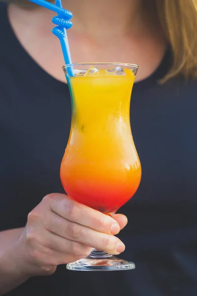 Woman hand is holding fruit cocktail. — Stock Photo, Image