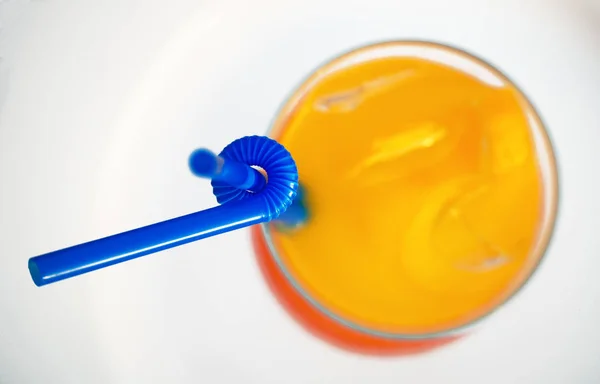 Cocktail all'arancia in un bicchiere con una cannuccia di plastica . — Foto Stock