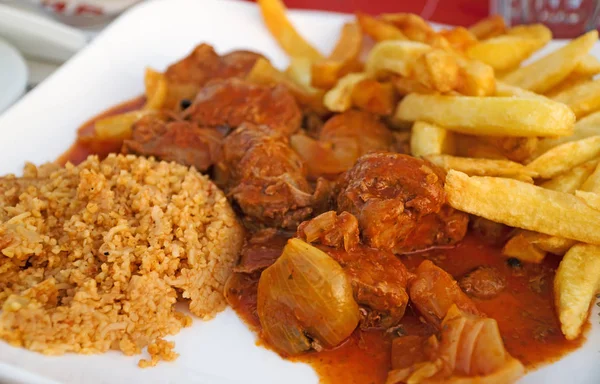 Traditioneel Grieks rundvlees Stifado met rijst en frietjes. — Stockfoto