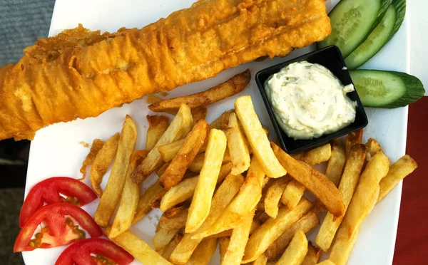 Comida callejera. Filete de bacalao con papas fritas . — Foto de Stock