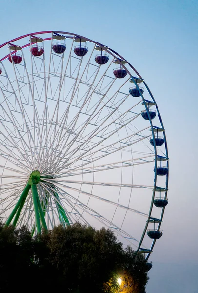 Πολύχρωμο τροχό ferris στο πάρκο της πόλης το βράδυ. — Φωτογραφία Αρχείου