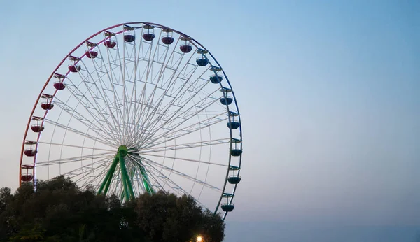 Πολύχρωμο τροχό ferris στο πάρκο της πόλης το βράδυ. — Φωτογραφία Αρχείου