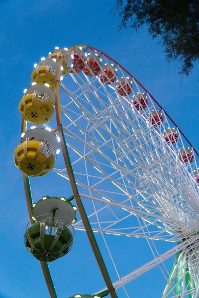 Rueda de ferris colorido en el parque de la ciudad por la noche . —  Fotos de Stock