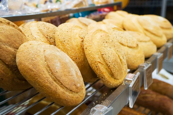 Vista ravvicinata del pane in panetteria . — Foto Stock