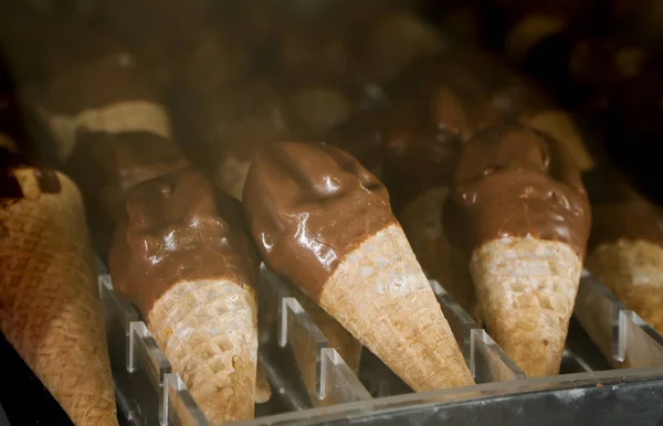 Vue rapprochée de la petite glace au chocolat . — Photo