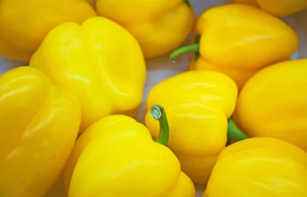 Vista de cerca del pimentón amarillo orgánico en el supermercado . — Foto de Stock