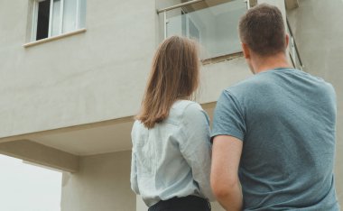 Emlakçı gelişimini müşterisine gösteriyor..