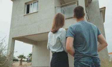 Emlakçı gelişimini müşterisine gösteriyor..