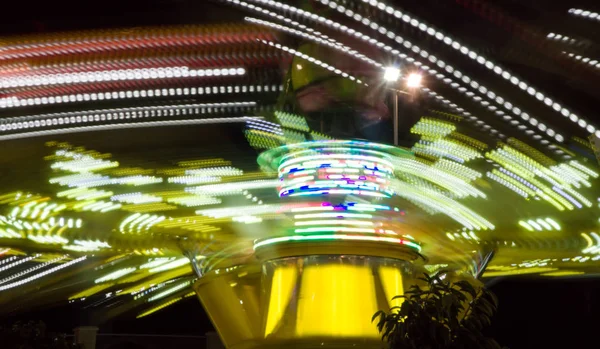 Carrusel en el parque de la ciudad por la noche. Larga exposición . —  Fotos de Stock