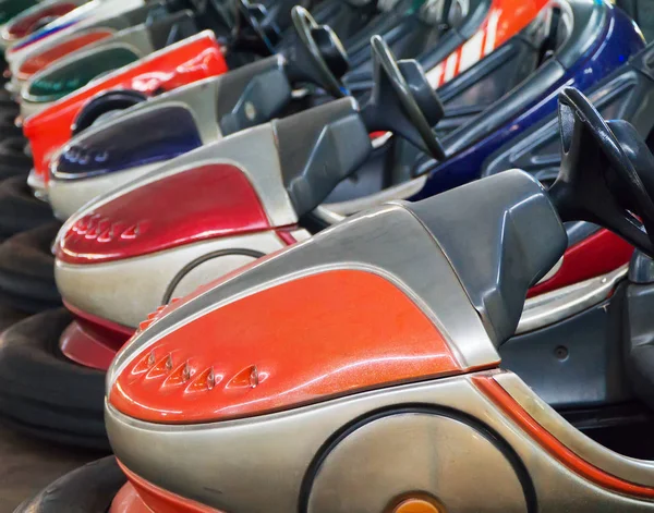 Coches de parachoques en el parque de atracciones de la ciudad por la noche . — Foto de Stock