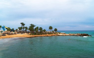 Kıbrıs Rum Kesimi 'nin Ayia Napa kentindeki Latchi Adams Sahili' nin güzel manzarası.