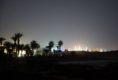 Kıbrıs Rum Kesimi 'nin Ayia Napa kentindeki kıyı şeridinin gece manzarası.