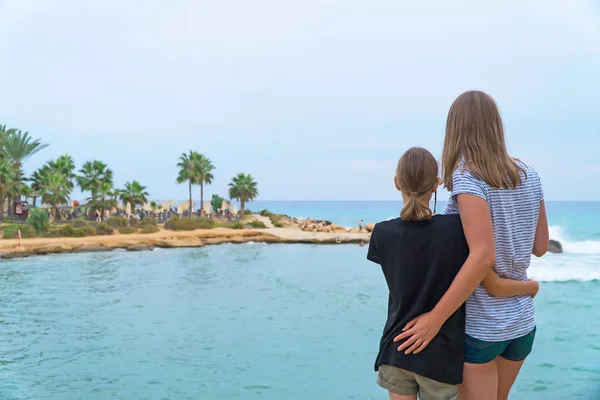 在塞浦路斯Ayia Napa的Latchi Adams海滩度假的家庭 — 图库照片