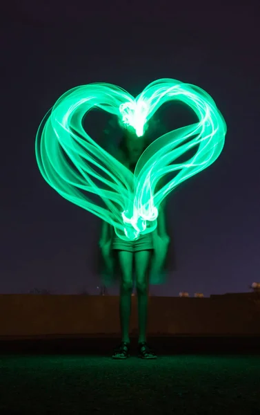 Petite Fille Cœur Vert Peinture Lumineuse Rapide Geler Lumière — Photo