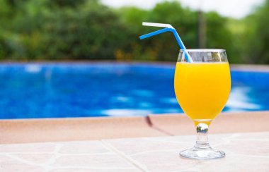 Portakal suyu havuz kenarında. Metin için yer.