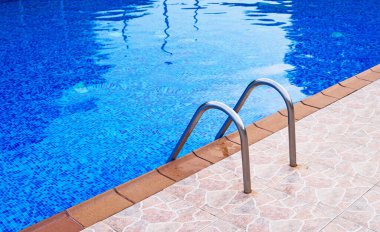 Yaz zamanı açık yüzme havuzu.