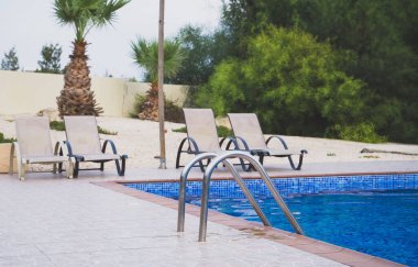 Yaz zamanı açık yüzme havuzu.