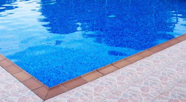 Yaz zamanı açık yüzme havuzu.