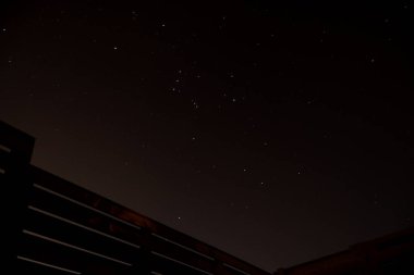 Gece gökyüzünde yıldızlar. Avludan bak.