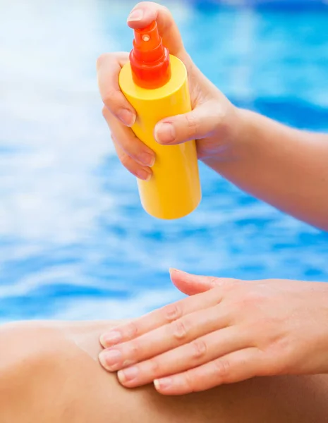 Mujer Aplicando Crema Protector Solar Sus Piernas — Foto de Stock