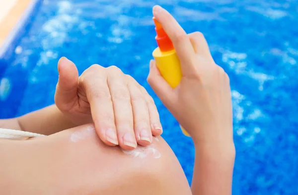 Mulher Aplicando Creme Protetor Solar Seu Ombro — Fotografia de Stock