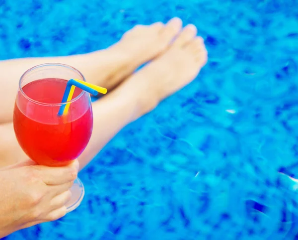 Mujer Con Cóctel Sentado Cerca Piscina — Foto de Stock