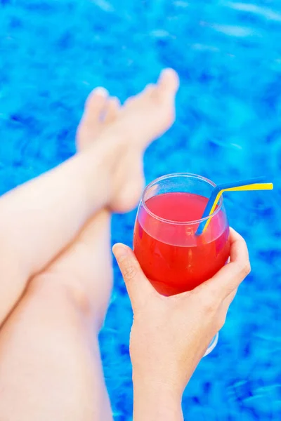 Kvinna Med Cocktail Sitter Nära Poolen — Stockfoto