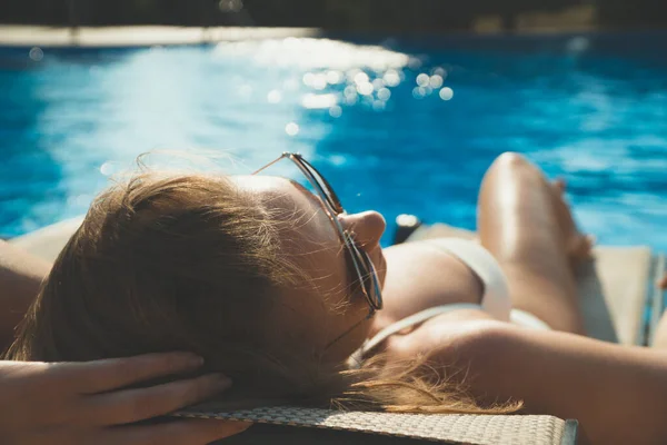 Hezká Dáma Slunečních Brýlích Létě Opaluje Bazénu — Stock fotografie