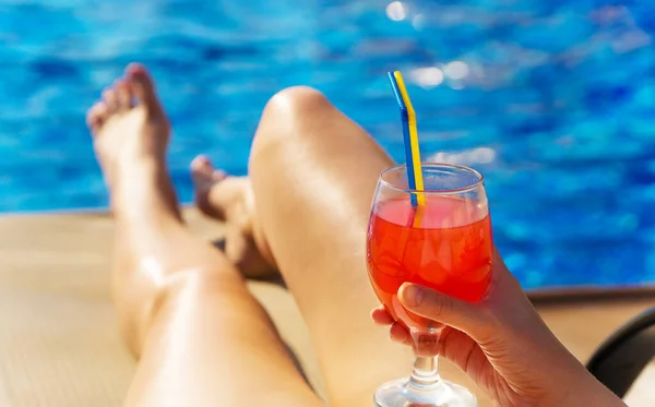 Mujer Con Cóctel Cerca Piscina — Foto de Stock