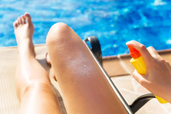 Mulher Aplicando Creme Protetor Solar Suas Pernas — Fotografia de Stock