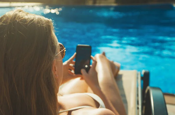 Hezká Dáma Slunečních Brýlích Pomocí Smartphone Blízkosti Bazénu Létě — Stock fotografie