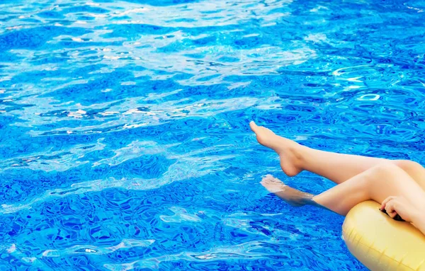 Kadın Yüzme Havuzunda Tatil Kavramı Metin Için Yer — Stok fotoğraf