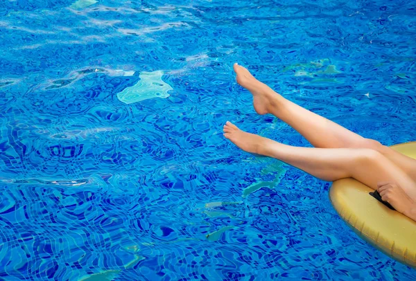 Donna Piscina Concetto Vacanza Posto Testo — Foto Stock